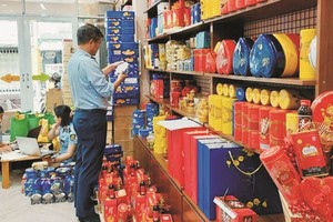 本市市场管理力量检查来源不明的春节饼糖。