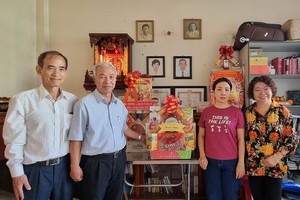 探望革命有功者家属