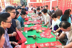 书法艺人为“慈善挥春”义务挥毫。