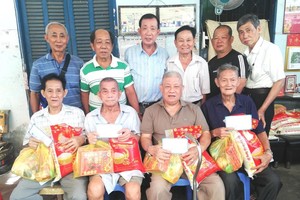 玻璃业团执委会成员与领取礼物多位老弱团员合照。