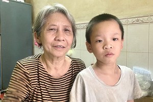 胡燕与自闭症的外孙儿。