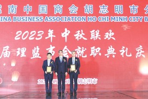 中国驻本市总领事魏华祥颁授证书给张炜和孙国强。