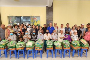 该慈善团向前江省美萩市县盲人会会员发放礼物。