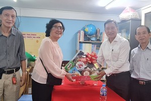 古家寿常值副主席（右二）向礼文华文中心拜年。