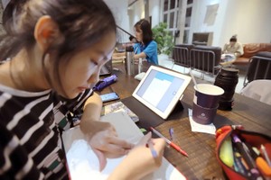 本市大学生在咖啡厅自修课程知识。