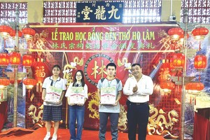 林柏财（右一）奖励林氏宗亲子弟。