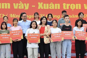 春节班车送数千人回乡过年