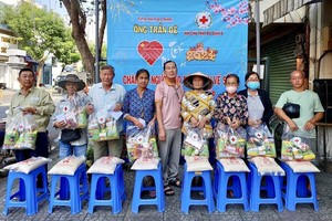 陈弟先生向穷人发送礼物。