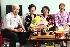 市各民族文学艺术协会慰问退休干部