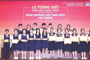 文朗学校奖励优秀生。