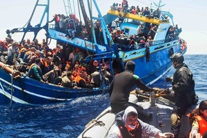  意大利海岸警卫队营救试图穿越地中海的移民。（图：意大利海岸警卫队）