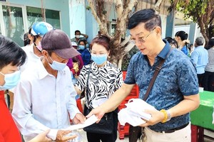 邓柏荣和区美莉夫妇向穷人发送礼物。