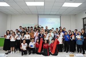 文献大学外语系副主任赖开荣与书法俱乐部大学生合照留念。