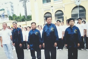 钟师傅(右二)与励志太极螳螂体育会会员参加汇演交流。