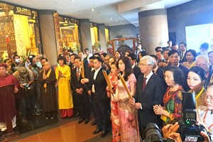 侨胞上香缅怀历代雄王始祖