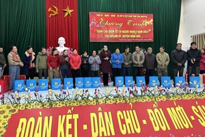 太原省领导向该省定化县蓝伟村贫困户赠送春节礼物。（图：太原省劳动联团）