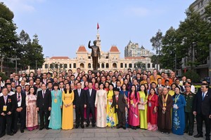 国家主席武文赏、市委书记阮文年以及海外侨胞在胡主席塑像公园合影。