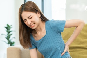 女子狂打喷嚏竟闪到腰？