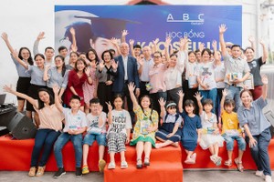 高肇力先生（中间穿西装）与员工和子弟们合影。