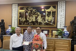 市民族处领导向越香集团董事长杭慰瑶拜年。