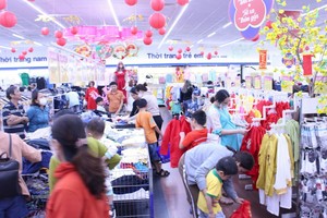 各超市营业红火。（图：黄雪）