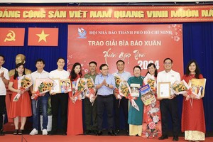 向华文《西贡解放日报》、《西贡企业家杂志》、《市文艺杂志》、《红领巾》（《年轻人报》的刊物）、市新闻工作者协会特刊、市公安专题委员会颁发鼓励奖。