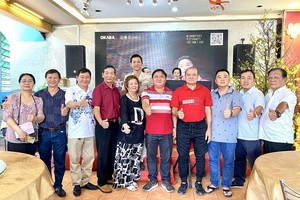 清平护国观音庙理事会同仁与本市各贵宾在聚会上合照。