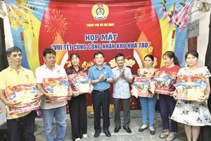 市劳动联团副主席冯泰光向新富郡工人赠送春节礼物。