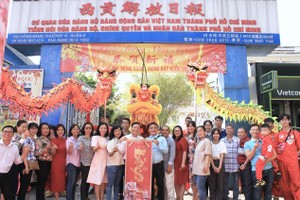 衡英堂龙狮艺术团与本报领导及职工合照。