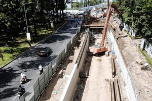 驶经黄文树公园的潘叔萒街与陈国环街地下隧道正在逐步成形，以解决新山一机场通道区的交通拥挤状况。