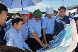 交通运输部副部长阮春创（中）与工作团对途经隆安省辖区的62号国道线进行实地考察。（图：玉福）