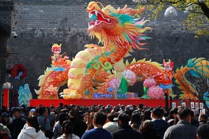 2024年2月14日，江苏省南京市，大年初五，人们在南京老门东景区参观游览。（图：视觉中国） 