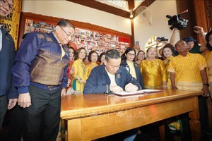 泰国总理赛塔·他威信在胡志明主席纪念区留言簿上留言。（图：越通社）