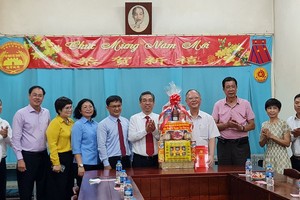 市领导赠送礼物祝贺穗城会馆。