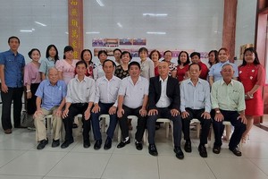 董事会与校委会、老师新春聚会及合照。