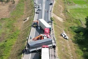 本月18日上午10时，在承天-顺化省甘露-罗山高速公路第48公里+ 200米处发生了一起由编号36A-485.67的7座汽车与编号63C-136.59的牵引车相撞造成的特别严重交通事故。（图：T.P）