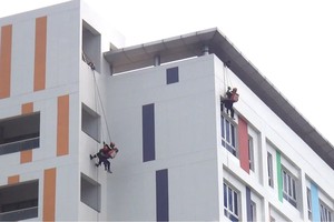 职能力量进行高楼救援演习。