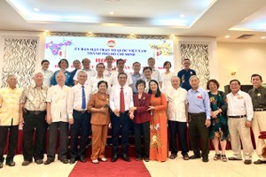 市领导与各华人典范在聚会上合照。