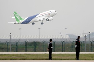 一架C919客机于上海浦东机场起飞。（图：互联网）