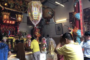 善信前来鹅贡关帝庙参拜。