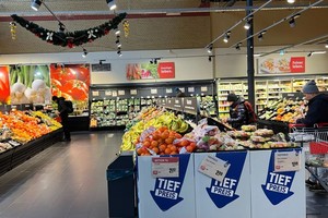 当地时间2023年12月14日，顾客在德国一家超市内选购水果。（图：Getty Images）