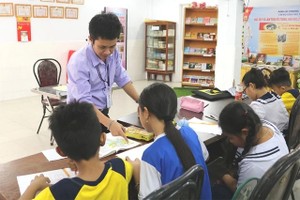 年轻教师热心教导清贫少儿