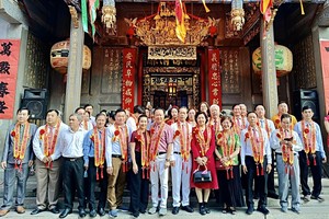 义安会馆一众理事恭迎关圣帝君圣驾出巡。