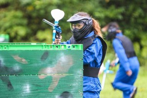 彩弹射击运动获众多青年喜爱。