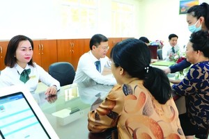 守德市公共行政中心干部指引民众办理行政手续。