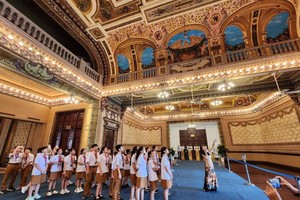 学生们参观国家级艺术建筑遗迹的市人委会办事处。（图：忠厚）