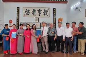 市妇联会向义安会馆拜年。