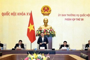 国会主席王廷惠（中）支持会议。（图：林显）