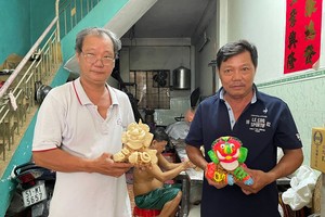 张成兴（右）与张胜利（左）兄弟与自己的心血结晶。