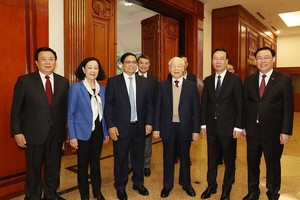 党中央总书记阮富仲与党政领导人出席会议。（图：越通社）